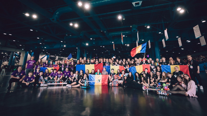 4 echipe de elevi români pe podiumul Campionatului Mondial de Robotică FIRST din SUA