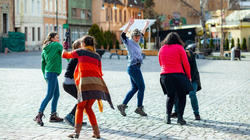 Slow dance – acțiune performativă cu ocazia Zilei Internaționale a Dansului Contemporan, la Brașov