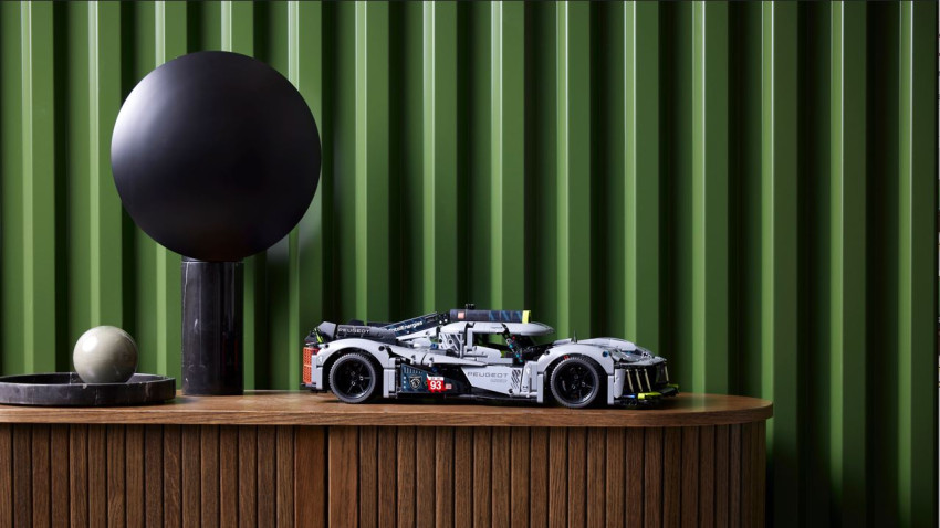 Noul LEGO® Technic™ Peugeot 9X8 aduce un omagiu hipercarului hibrid înainte de debutul de la Le Mans
