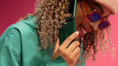 Generația Z și Millennials aduc telefoanele cu clapetă &icirc;napoi. Telefonul Flip Nokia 2660 reimaginat este acum disponibil &icirc;n culorile Pop Pink și Lush Green