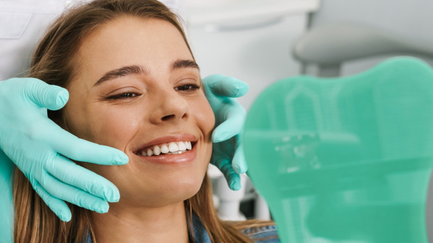 Sondaj Opalescence: 6 românce din 10 nu sunt mulțumite de nuanța actuală a dinților. Zâmbetul, primul lucru observat de 77% dintre respondente când întâlnesc pe cineva