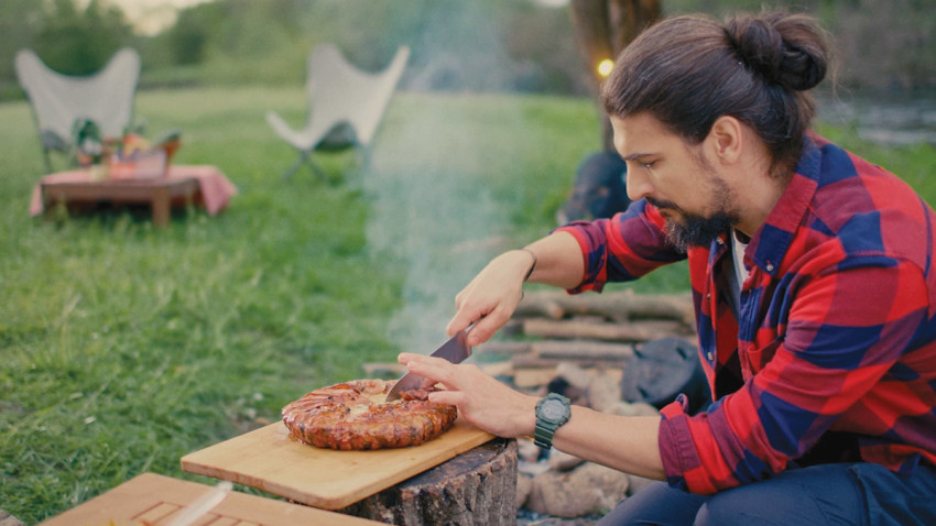 Chef Alex Petricean gătește în aer liber rețete propuse de români din toate colțurile țării