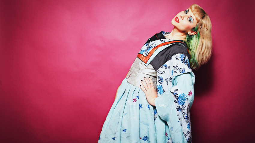 MidoriStars: Vorbesc destul de mult singură (în gând), ba în japoneză, ba în engleză, uneori chiar și în spaniolă