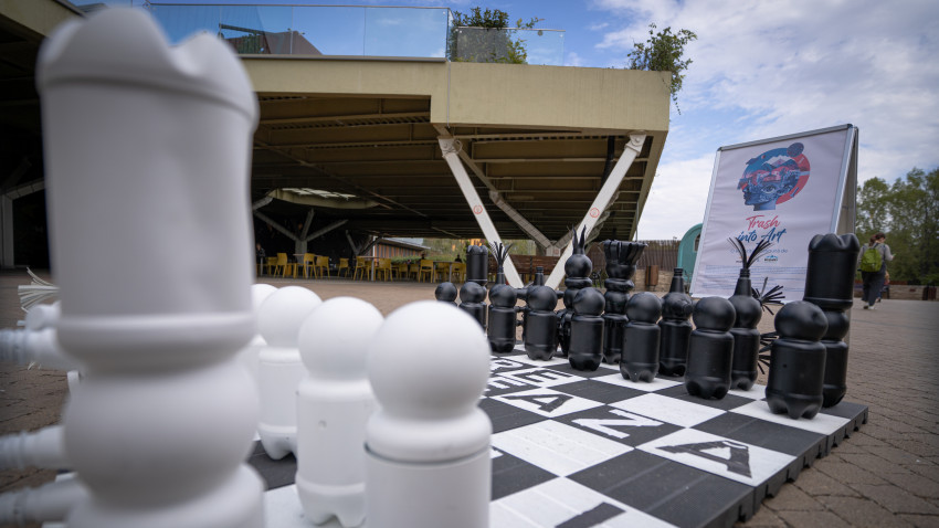 Povestea instalației „Trash into Art”. Transformarea deșeurilor de plastic în artă, mai mult decât o inițiativă plină de inspirație