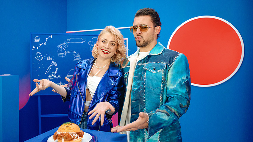 Miss Wellington si Mario Fresh reinterpreteaza traditionalele sarmalute si petrec #SarbatorileAltfel cu Pepsi