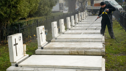 K&auml;rcher a curățat Monumentul Crucea Eroilor și Cimitirul Eroilor Revoluției Rom&acirc;ne din Brașov