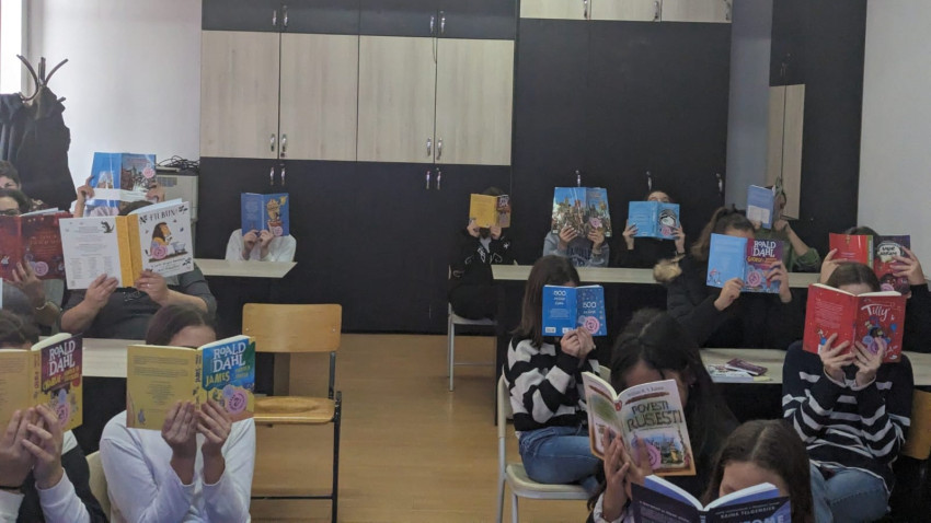 CarteTeca2023: 35 de unități de învățământ din România au primit din partea Libris și Salvați Copiii  6400 de cărți, donație în valoare totală de 200.000 lei