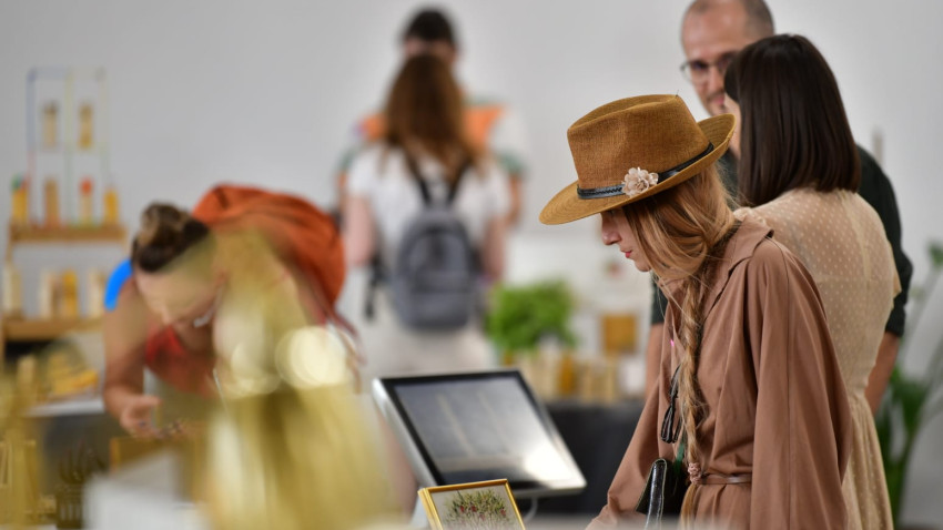 Deschiderea Sezonului de Sărbători la Palatul Universul: Mezanin Market revine cu atmosferă festivă și cadouri de la antreprenori locali