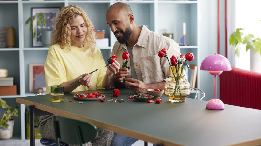 Ziua Îndrăgostiților se poate sărbători și altfel: cu un buchet de flori LEGO, care inspiră creativitatea și invită la relaxare