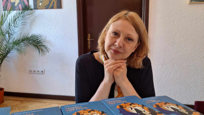 [Book Talk] Ioana Maria Stăncescu: Eu scriu greu. Sau, mai bine zis, scriu ușor, dar rescriu mult. Am terminat primul draft după un an și am avut manuscrisul final după &icirc;ncă trei, timp &icirc;n care l-am rescris de două ori