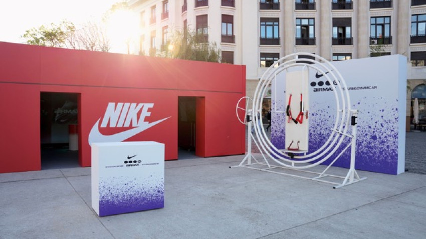 Nike te trimite în spațiu direct din Piața Universității