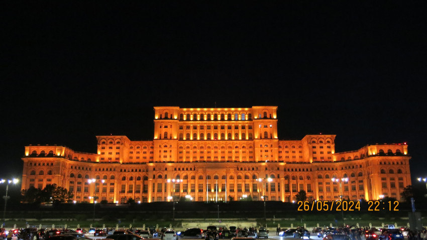 Palatul Parlamentului a fost iluminat oranj pe 26 mai pentru a marca Ziua Sindromului Prader-Willi