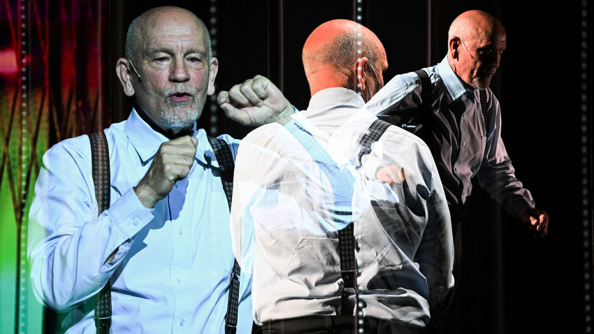 John Malkovich în cadrul FITS: Pentru mine actoria în teatru este ca surfingul, ieri la 7, azi la 8, mâine la 4, pentru că pornim pe plăcile noastre de surf, ne întoarcem la soare și așteptăm valul