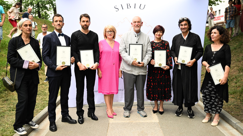 Șapte personalități remarcabile ale lumii artistice mondiale au fost distinse ieri cu stele pe Aleea Celebrităților din Sibiu