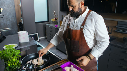 10 cursuri de gătit carne de pui cu Chef Adi Hădean: azi &icirc;ncepe concursul Familia Safir