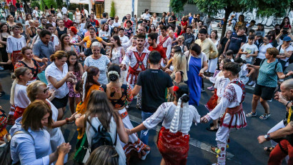 &ldquo;Noaptea Dansului: Brașovul Dansează&rdquo; și uneste oamenii &icirc;n cea mai mare horă din Piața Sfatului