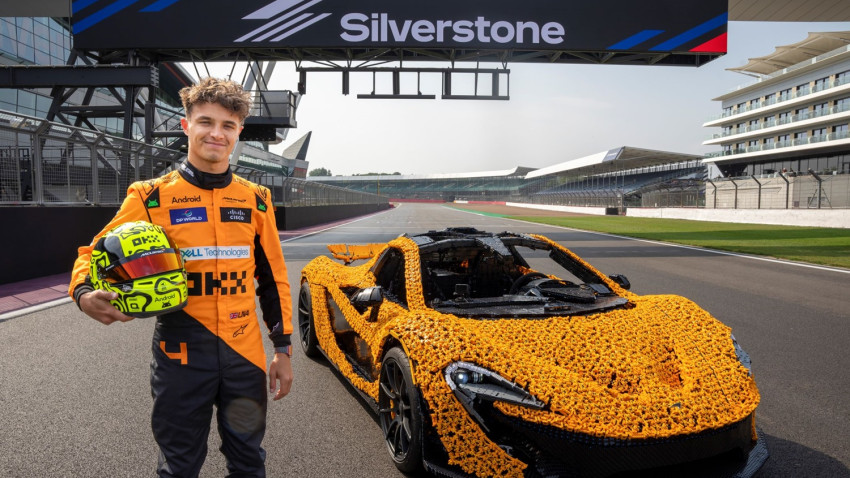 Lando Norris pe circuitul Silverstone într-un McLaren P1™ LEGO® Technic™ în mărime naturală