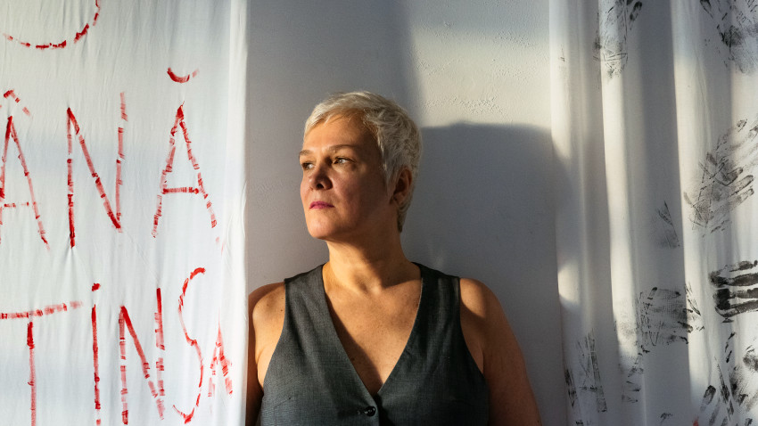 Alina Codin: Am vrut să arăt antagonismele cotidiene care ne conduc viața. Depresia ascunsă sub un zâmbet, agresivitatea mascată de politețe, nefericirea disimulată de aparentul succes