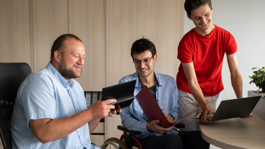 Studiu CED România și Accenture: Aproape un milion de români cu dizabilități trăiesc într-o societate în care 66% dintre persoanele fără dizabilități se tem să nu jignească în interacțiunea cu ei