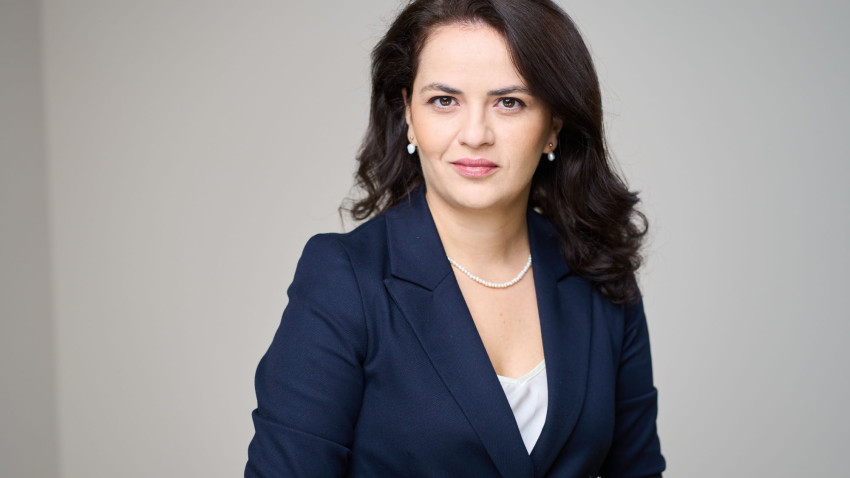 Studiu Raiffeisen Bank: Femeile din România, tot mai atente la viitorul lor financiar: economisesc și caută siguranță