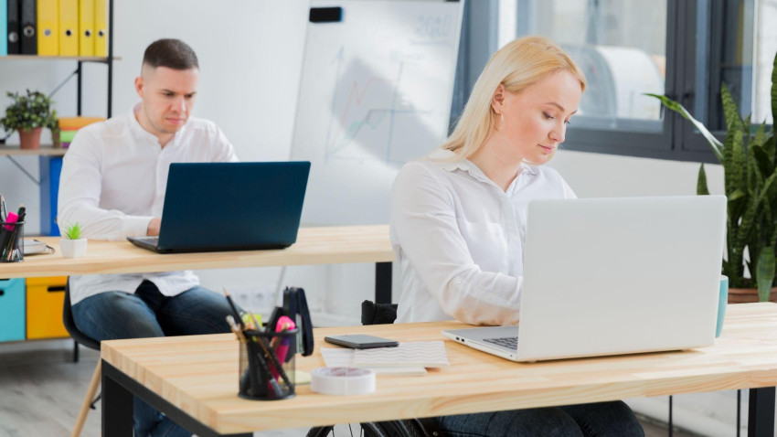 Antreprenorii renunță la munca remote și solicită prezența fizică la birou în 2025