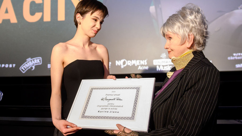 Moment special la premiera de gală „Hoții de subiecte”: actrița Karina Jianu a primit „premiul anual pentru Originalitate interpretativă” oferit de Margareta Pâslaru