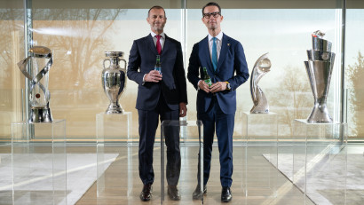 Carlsberg celebrează revenirea la competițiile UEFA destinate echipelor naționale, semn&acirc;nd un nou parteneriat pe termen lung