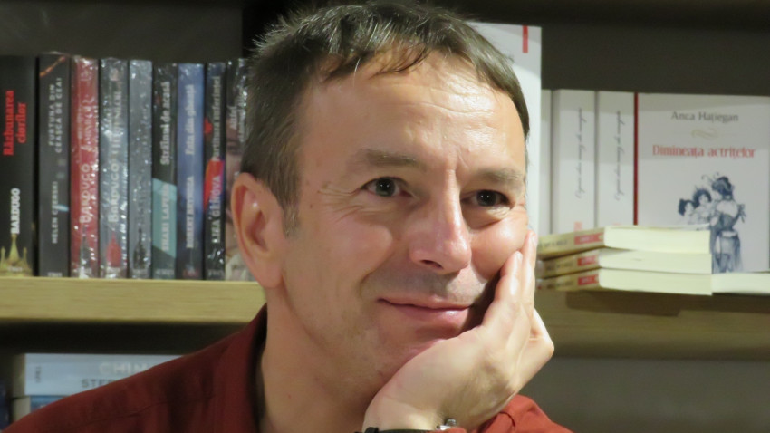 T. O. Bobe: Îmi place mult să mă joc în scris, o fac mereu, la diverse niveluri, și când scriu pentru oamenii mari