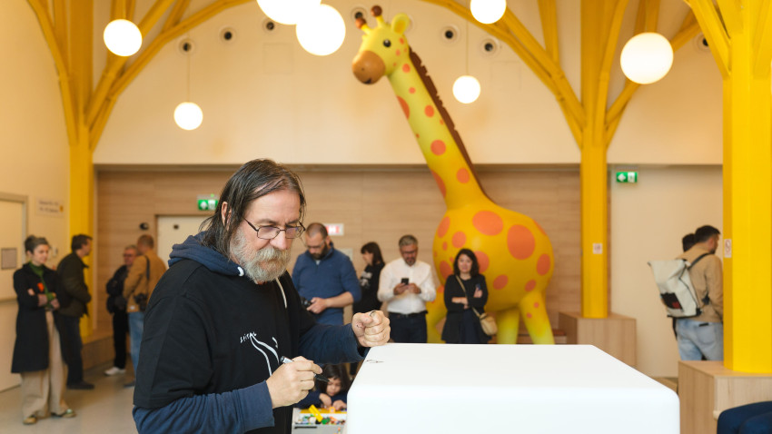 Live din Campus: Dan Perjovschi susține eforturile Dăruiește Viață de a strânge fonduri pentru construcția Campusului Medical Pediatric