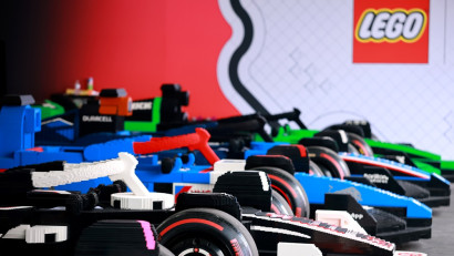 Cursă istorică: La FORMULA 1 MIAMI GRAND PRIX 2025, Grupul LEGO și Formula 1® prezintă 10 mașini LEGO® complet funcționale, conduse de piloții de F1