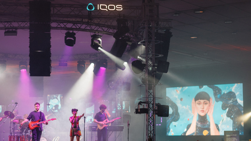 Irina Rimes x Roman Tolici – cea mai nouă colaborare a brandului IQOS a fost prezentată într-un eveniment care a redefinit ideea de spectacol polisenzorial. Curios?