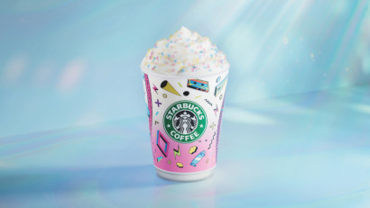 Răcorește-te sub razele soarelui cu noua băutură aniversară de la Starbucks