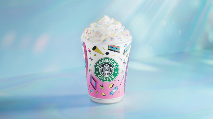Răcorește-te sub razele soarelui cu noua băutură aniversară de la Starbucks