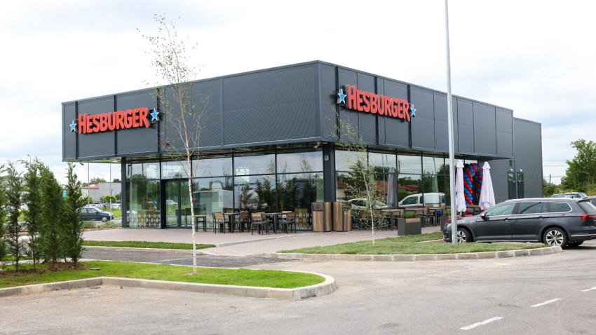 Hesburger își sărbătorește primul an în România cu a zecea locație, un restaurant drive-in în Crevedia, în urma unei investiții de 600.000 de euro