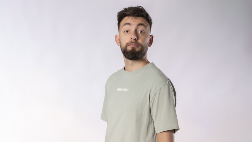 [Stand-up pe bune] Mădălin Cîrje: Nu există reguli, nu există un manual clar care trebuie urmat. Fiecare face cum îl taie capul și asta cred că e frumos, că nu există cale greșită