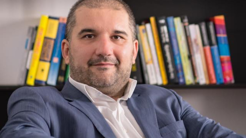 Studiu RoCoach și Novel Research: Românii privesc cu optimism viitorul AI, dar se tem pentru jobul lor. 1 din 3 români anticipează pierderi semnificative pe piața muncii