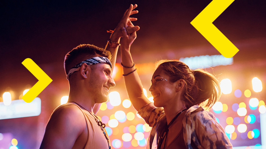 Studiu Raiffeisen Bank: Participanții la festivaluri preferă plățile digitale, iar bugetul de cheltuieli pentru 32% dintre ei variază între 300 și 500 de lei  
