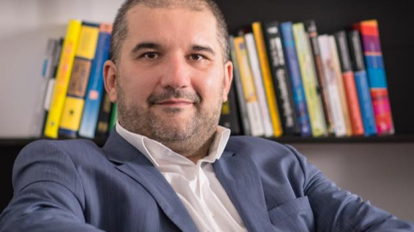 Studiu RoCoach și Novel Research: Românii nu au încredere în AI fără intervenție umană. 7 din 10 cer protecția datelor ca prioritate
