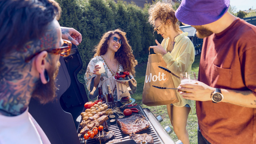 Comenzile Wolt cresc cu peste 20% în timpul valului de căldură. Românii comandă înghețată, apă și chiar brățări de festival