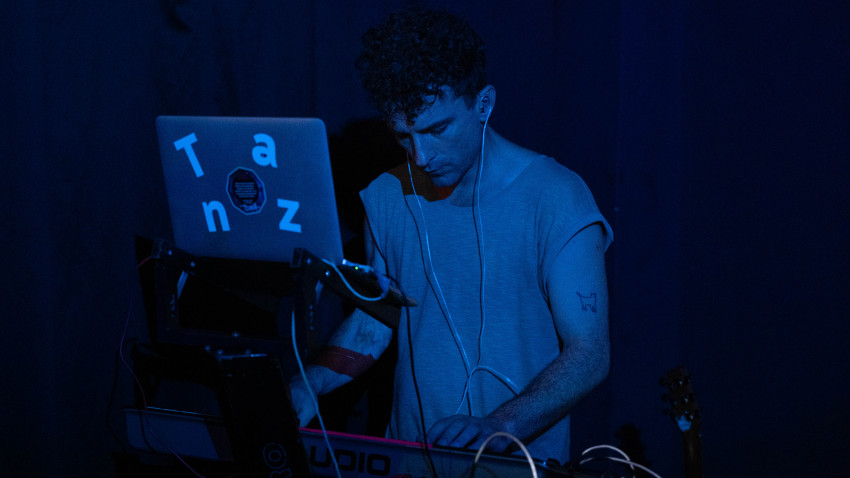 Alex Bălă: A fi muzician independent în România anului 2025 amestecă partea de tehnologie, deadline-uri și colaborări cu ingrediente ca imprevizibilitate cronică și un precariat care se adâncește