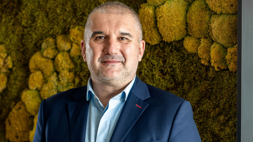 Studiu RoCoach și Novel Research: AI-ul împarte România în două. Unul din patru români crede că poate reduce inegalitatea, dar mulți se tem că va favoriza doar elitele