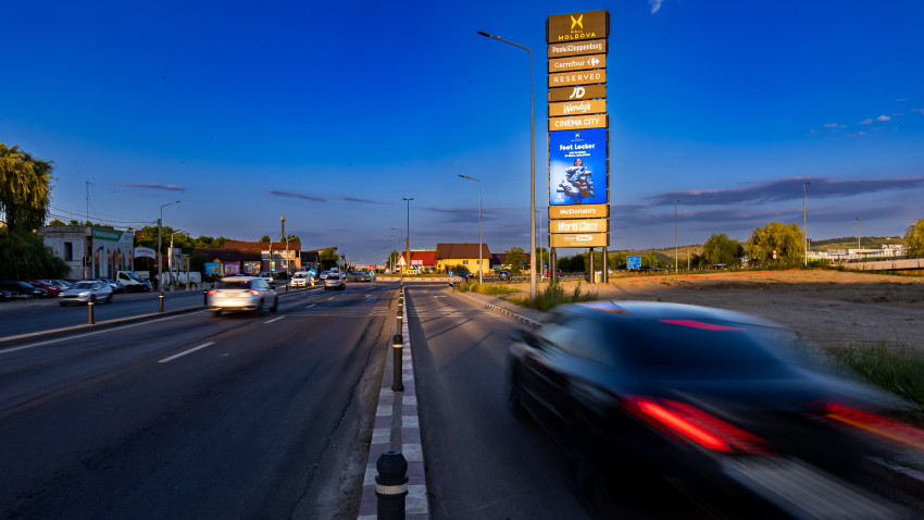 Comunicare OOH 360°: spre oraș și în afara lui. Un nou totem digital de mari dimensiuni la intrarea în Iași