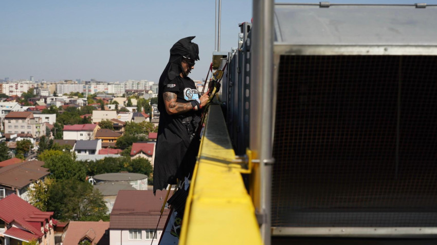 250 de voluntari din comunitatea Bikers for Humanity la Spitalul construit de Dăruiește Viață: showcase motoare, alpiniști utilitari costumați în supereroi și un cec de 50.000 euro