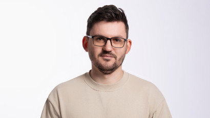 [Stand-up pe bune] Petrică Iștoc: Rom&acirc;nul r&acirc;de mai mult la durerea celuilalt. Acel &bdquo;să moară capra vecinului&rdquo; o avem &icirc;n s&acirc;nge
