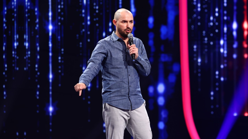 [Stand-up pe bune] Cătălin Răileanu: Umorul vine de multe ori din greutăți și durere, englezii sunt cel mai bun exemplu de genul ăsta, soarele nu prea iese acolo, dar fac haz de necaz și merg înainte