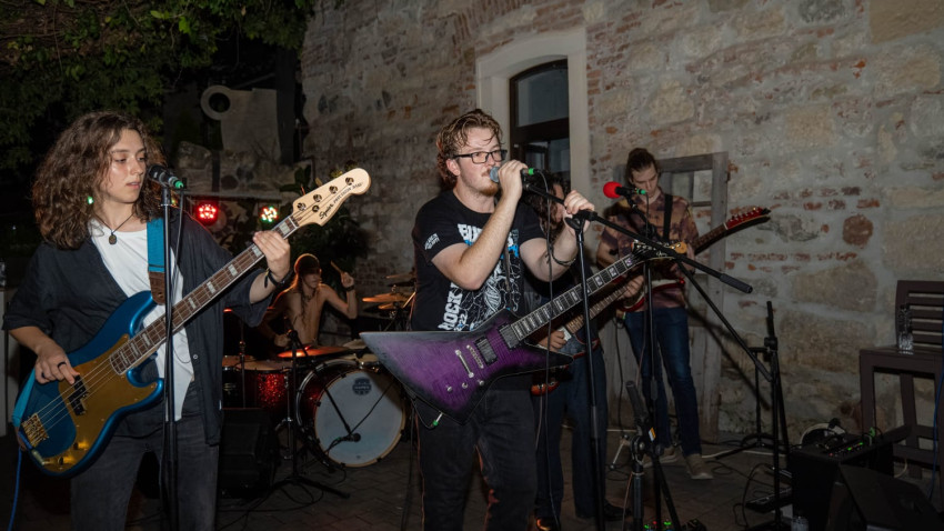 [Gen Punk] Harmoniac: Arta are puterea de a trăi mai mult decât tine și de a conecta oamenii cu ei înșiși