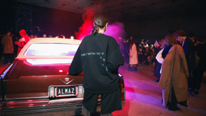 IQOS rescrie conversația în modă. O nouă creație IQOS x ALMAZ, la Bucharest Fashion Week