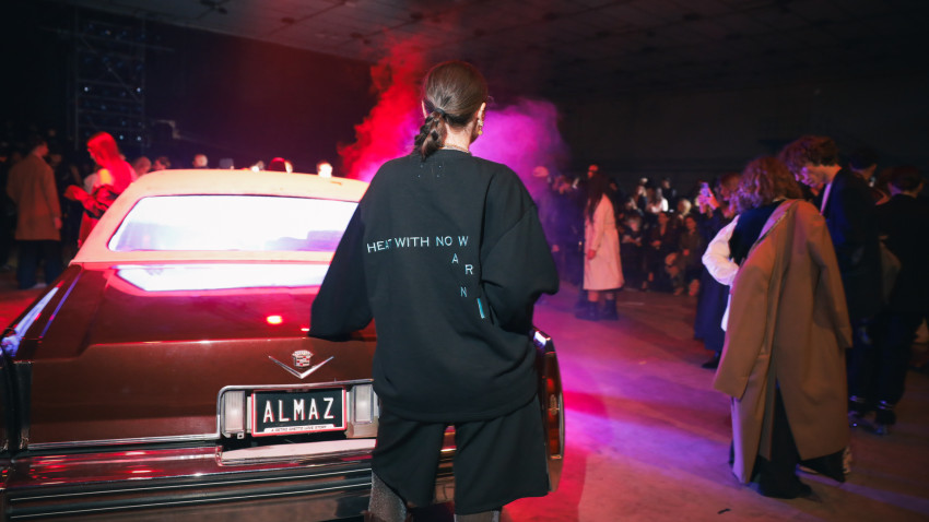 IQOS rescrie conversația în modă. O nouă creație IQOS x ALMAZ, la Bucharest Fashion Week