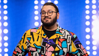 [Stand-up pe bune]&nbsp;John: Umorul rom&acirc;nesc e un copil dolofan, cu o pungă de Mc &icirc;ntr-o m&acirc;nă și cu o căciulă rusească de blană trasă p&acirc;nă pe spr&acirc;ncene