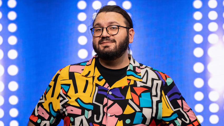 [Stand-up pe bune] John: Umorul românesc e un copil dolofan, cu o pungă de Mc într-o mână și cu o căciulă rusească de blană trasă până pe sprâncene